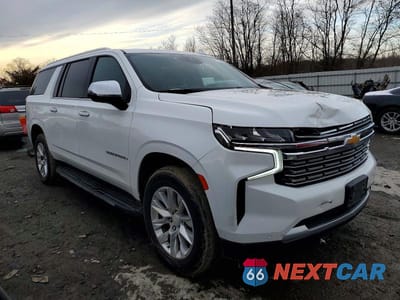 Czwarte zdjęcie samochodu z boku: 2023 CHEVROLET SUBURBAN K1500 PREMIER 4WD VIN:1GNSKFKD4PR278998 - miniatura