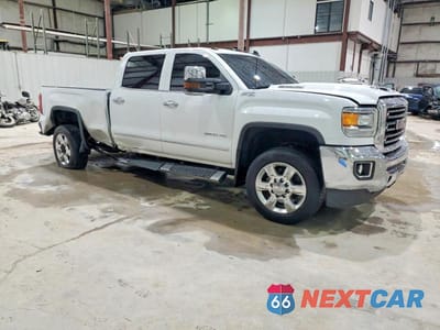 Czwarte zdjęcie samochodu z boku: 2018 GMC SIERRA K2500 SLT VIN:1GT12TEY5JF284240 - miniatura