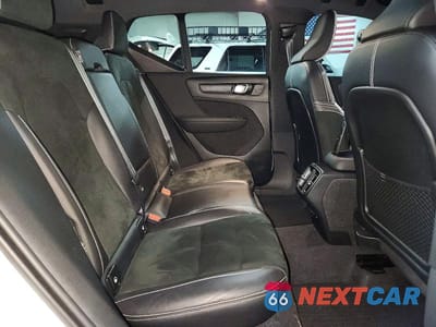 Zdjęcie 11 z 12 samochodu: 2022 VOLVO XC40 T5 R-DESIGN VIN:YV4162UMXN2668070 - miniatura