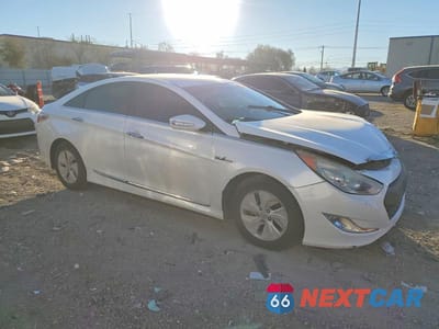 Czwarte zdjęcie samochodu z boku: 2015 HYUNDAI SONATA HYBRID VIN:KMHEC4A47FA135108 - miniatura