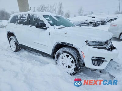 Czwarte zdjęcie samochodu z boku: 2022 JEEP GRAND CHEROKEE LAREDO VIN:1C4RJHAG8N8590889 - miniatura