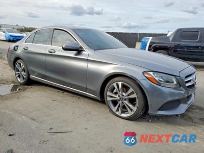 Czwarte zdjęcie samochodu z boku: 2018 MERCEDES-BENZ C 300 VIN:55SWF4JB2JU247103 - miniatura