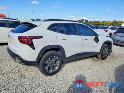 Trzecie zdjęcie samochodu z tyłu: 2025 CHEVROLET TRAX 1LT VIN:KL77LHEP1SC193168 - miniatura