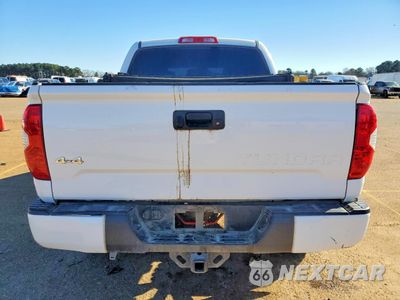 Piąte zdjęcie samochodu w środku: 2018 TOYOTA TUNDRA CREWMAX SR5 VIN:5TFDY5F13JX709747 - miniatura