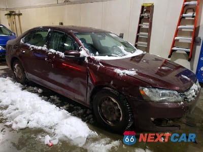 Czwarte zdjęcie samochodu z boku: 2013 VOLKSWAGEN PASSAT S VIN:1VWAP7A38DC125475 - miniatura