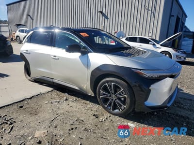 Czwarte zdjęcie samochodu z boku: 2024 TOYOTA BZ4X XLE VIN:JTMAAAAA1RA034423 - miniatura