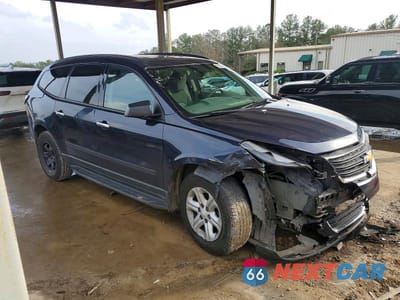 Czwarte zdjęcie samochodu z boku: 2017 CHEVROLET TRAVERSE LS VIN:1GNKRFED5HJ207588 - miniatura