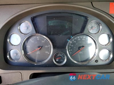 Zdjęcie 8 z 10 samochodu: 2016 VOLVO VNL SEMI TRUCK VIN:1XKYA48X9GJ496742 - miniatura