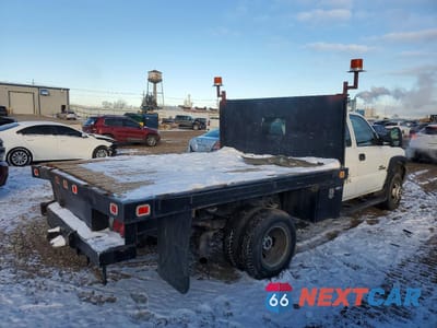 Trzecie zdjęcie samochodu z tyłu: 2006 GMC SIERRA FLATBED TRUCK VIN:1GTJK39D76E230572 - miniatura
