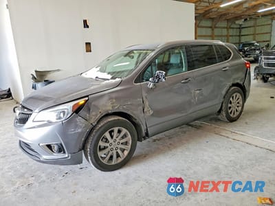 2020 BUICK ENVISION ESSENCE LRBFX2SA3LD228786 - główne zdjęcie licytacji z USA - miniatura