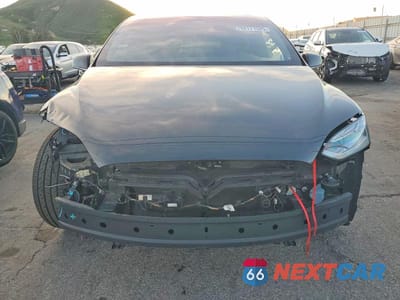 Piąte zdjęcie samochodu w środku: 2017 TESLA MODEL X VIN:5YJXCBE27HF051438 - miniatura