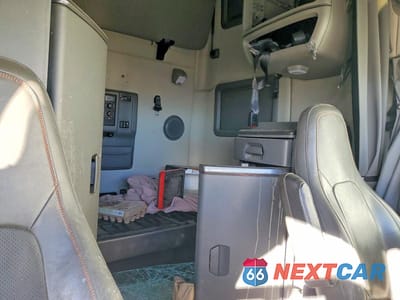 Piąte zdjęcie samochodu w środku: 2020 VOLVO VNL SEMI TRUCK VIN:4V4NC9EH2LN264025 - miniatura
