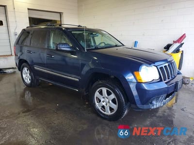 Czwarte zdjęcie samochodu z boku: 2010 JEEP GRAND CHEROKEE LAREDO VIN:1J4PR4GK3AC104530 - miniatura