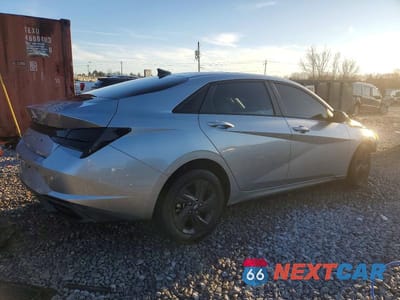 Trzecie zdjęcie samochodu z tyłu: 2021 HYUNDAI ELANTRA SEL VIN:5NPLS4AGXMH024132 - miniatura