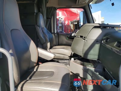 Piąte zdjęcie samochodu w środku: 2023 VOLVO VN VNL VIN:4V4NC9EH3PN339501 - miniatura