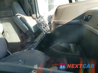 Piąte zdjęcie samochodu w środku: 2022 VOLVO VNL SEMI TRUCK VIN:4V4NC9EH4NN281881 - miniatura