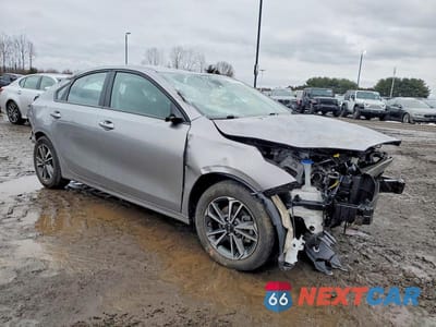 Czwarte zdjęcie samochodu z boku: 2023 KIA FORTE LXS VIN:3KPF24AD8PE540470 - miniatura