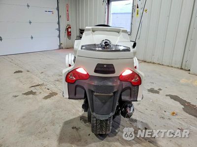 Czwarte zdjęcie samochodu z boku: 2014 CAN-AM SPYDER ROADSTER RT VIN:2BXNBDD15EV004222 - miniatura