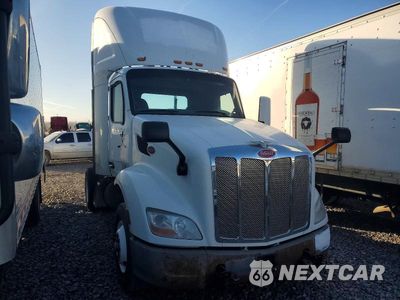 2017 PETERBILT 579 SEMI TRUCK 1XPBA48X5HD429006 - główne zdjęcie licytacji z USA - miniatura
