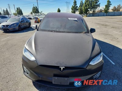 Piąte zdjęcie samochodu w środku: 2019 TESLA MODEL X VIN:5YJXCBE48KF186792 - miniatura