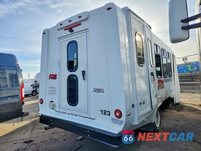 Czwarte zdjęcie samochodu z boku: 2023 FORD E350 SHUTTLE BUS VIN:1FDEE3FN1PDD32216 - miniatura