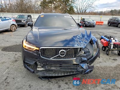 Piąte zdjęcie samochodu w środku: 2018 VOLVO XC60 T5 MOMENTUM VIN:YV4102RK3J1064904 - miniatura
