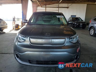 Piąte zdjęcie samochodu w środku: 2017 KIA SOUL EV VIN:KNDJP3AE3H7022248 - miniatura