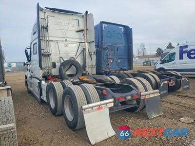 Trzecie zdjęcie samochodu z tyłu: 2016 VOLVO VN VNL VIN:4V4NC9EH2GN962494 - miniatura