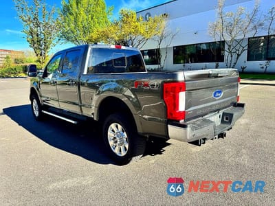 Trzecie zdjęcie samochodu z tyłu: 2018 FORD F350 SUPER DUTY VIN:1FT8W3BT8JEB10390 - miniatura