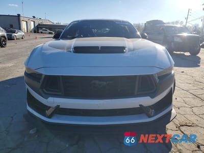 Piąte zdjęcie samochodu w środku: 2024 FORD MUSTANG DARK HORSE VIN:1FA6P8R03R5507195 - miniatura