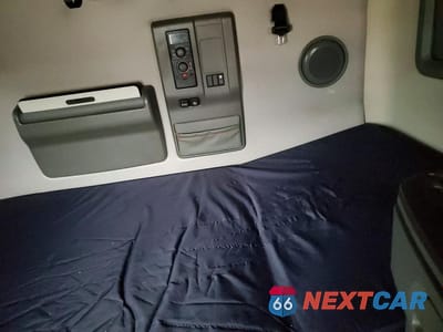 Zdjęcie 6 z 10 samochodu: 2022 VOLVO VNL SEMI TRUCK VIN:4V4NC9EH3NN294833 - miniatura