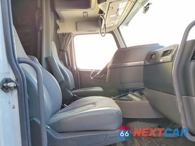 Piąte zdjęcie samochodu w środku: 2022 VOLVO VNL SEMI TRUCK VIN:4V4NC9EH0NN306176 - miniatura
