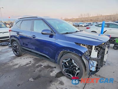 Czwarte zdjęcie samochodu z boku: 2024 KIA SELTOS SX VIN:KNDETCA77R7615479 - miniatura