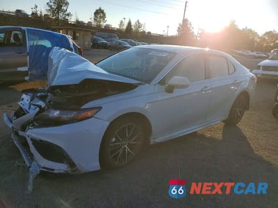 2024 TOYOTA CAMRY SE 4T1G11AK0RU256626 - główne zdjęcie licytacji z USA - miniatura