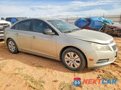 Czwarte zdjęcie samochodu z boku: 2013 CHEVROLET CRUZE LS VIN:1G1PA5SH2D7120142 - miniatura