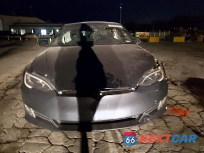 Piąte zdjęcie samochodu w środku: 2018 TESLA MODEL S VIN:5YJSA1E27JF244737 - miniatura