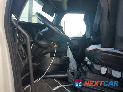 Piąte zdjęcie samochodu w środku: 2020 FREIGHTLINER CASCADIA 126 SEMI TRUCK VIN:3AKJHHDR4LSLH7446 - miniatura