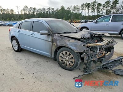 Czwarte zdjęcie samochodu z boku: 2014 CHRYSLER 200 LX VIN:1C3CCBAB2EN231528 - miniatura