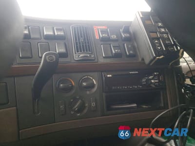 Zdjęcie 9 z 10 samochodu: 2017 VOLVO VNL SEMI TRUCK VIN:4V4N39TG4HN988025 - miniatura