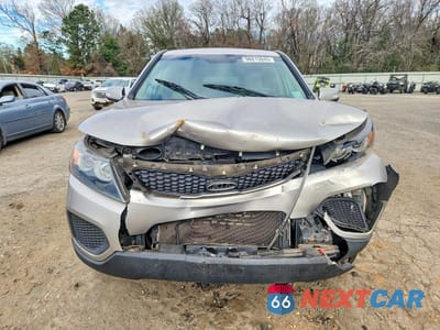 Piąte zdjęcie samochodu w środku: 2013 KIA SORENTO LX VIN:5XYKT3A18DG376230 - miniatura