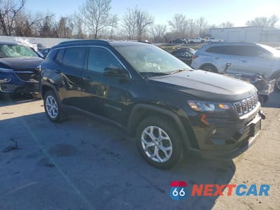 Czwarte zdjęcie samochodu z boku: 2024 JEEP COMPASS LATITUDE VIN:3C4NJDBNXRT115451 - miniatura