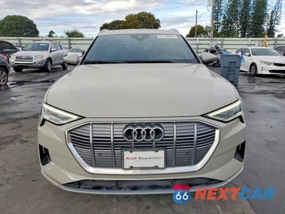 Piąte zdjęcie samochodu w środku: 2022 AUDI E-TRON PREMIUM VIN:WA1AAAGE5NB005421 - miniatura