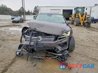 Piąte zdjęcie samochodu w środku: 2017 VOLKSWAGEN TOUAREG SPORT VIN:WVGEF7BP2HD006874 - miniatura