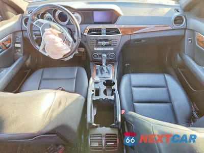 Zdjęcie 8 z 12 samochodu: 2012 MERCEDES-BENZ C 300 4MATIC VIN:WDDGF8BB7CR209137 - miniatura