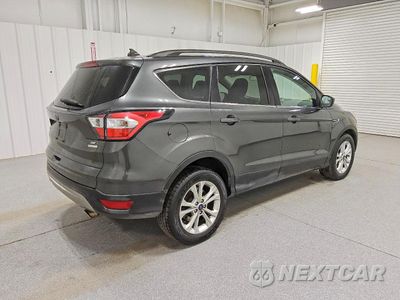 Trzecie zdjęcie samochodu z tyłu: 2018 FORD ESCAPE SE VIN:1FMCU0GD0JUD17034 - miniatura