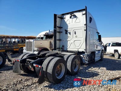 Czwarte zdjęcie samochodu z boku: 2018 FREIGHTLINER CASCADIA 126 SEMI TRUCK VIN:3AKJHHDR8JSJJ1333 - miniatura