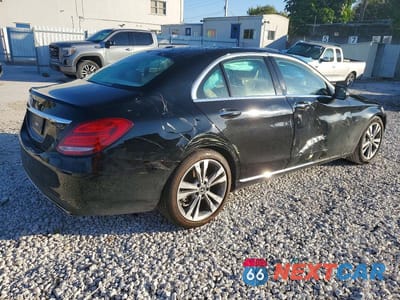 Trzecie zdjęcie samochodu z tyłu: 2018 MERCEDES-BENZ C 350E VIN:55SWF4HB0JU258414 - miniatura