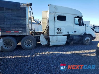 Czwarte zdjęcie samochodu z boku: 2019 VOLVO VN VNL VIN:4V4NC9EH6KN197203 - miniatura