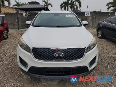 Piąte zdjęcie samochodu w środku: 2018 KIA SORENTO LX VIN:5XYPG4A36JG381830 - miniatura