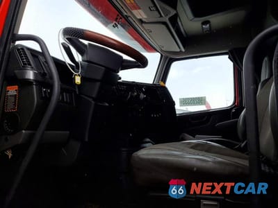 Piąte zdjęcie samochodu w środku: 2023 VOLVO VN VNL VIN:4V4NC9EH7PN612987 - miniatura